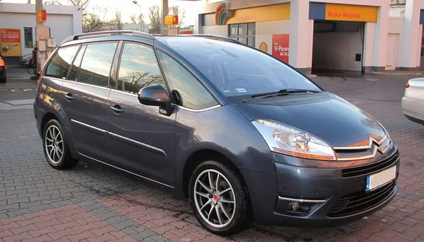 Ciemnoszary Citroen C4 Grand Picasso 2.0 HDI na tle stacji paliw.