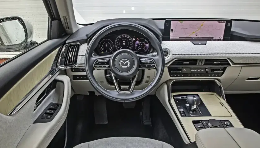 Wnętrze Mazdy CX-60 z nowoczesnym ekranem nawigacji i eleganckimi detalami. Sprawdź mazda cx 60 cena i wyposażenie.