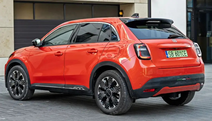 Pomarańczowy Fiat 600, nowoczesny crossover, idealny do miasta. Sprawdź jego atrakcyjną fiat 600 cenę!