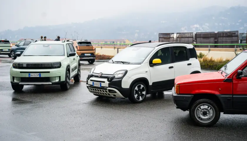 Nowe modele Fiat Panda 2025 obok starszych generacji.
