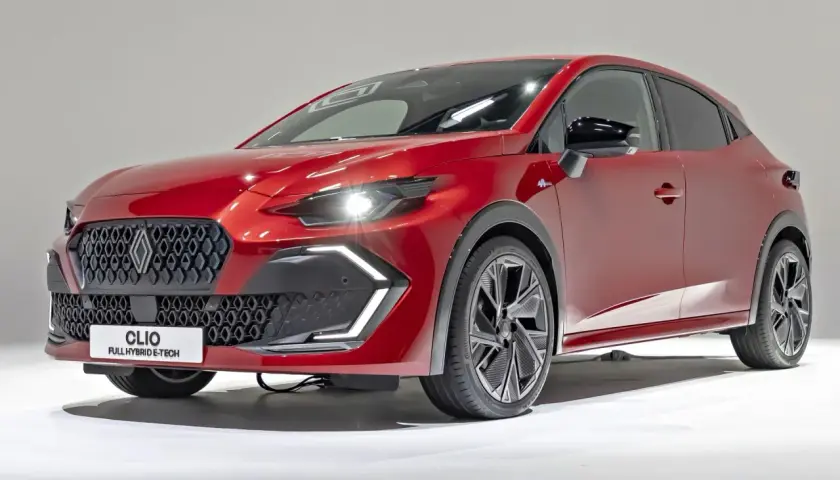 Nowy, czerwony Renault Clio 5 z hybrydowym napędem E-Tech prezentuje się nowocześnie.