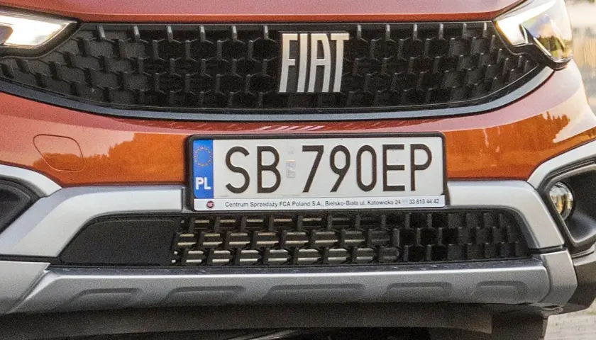 Pomarańczowy Fiat z tablicą rejestracyjną SB 790EP.