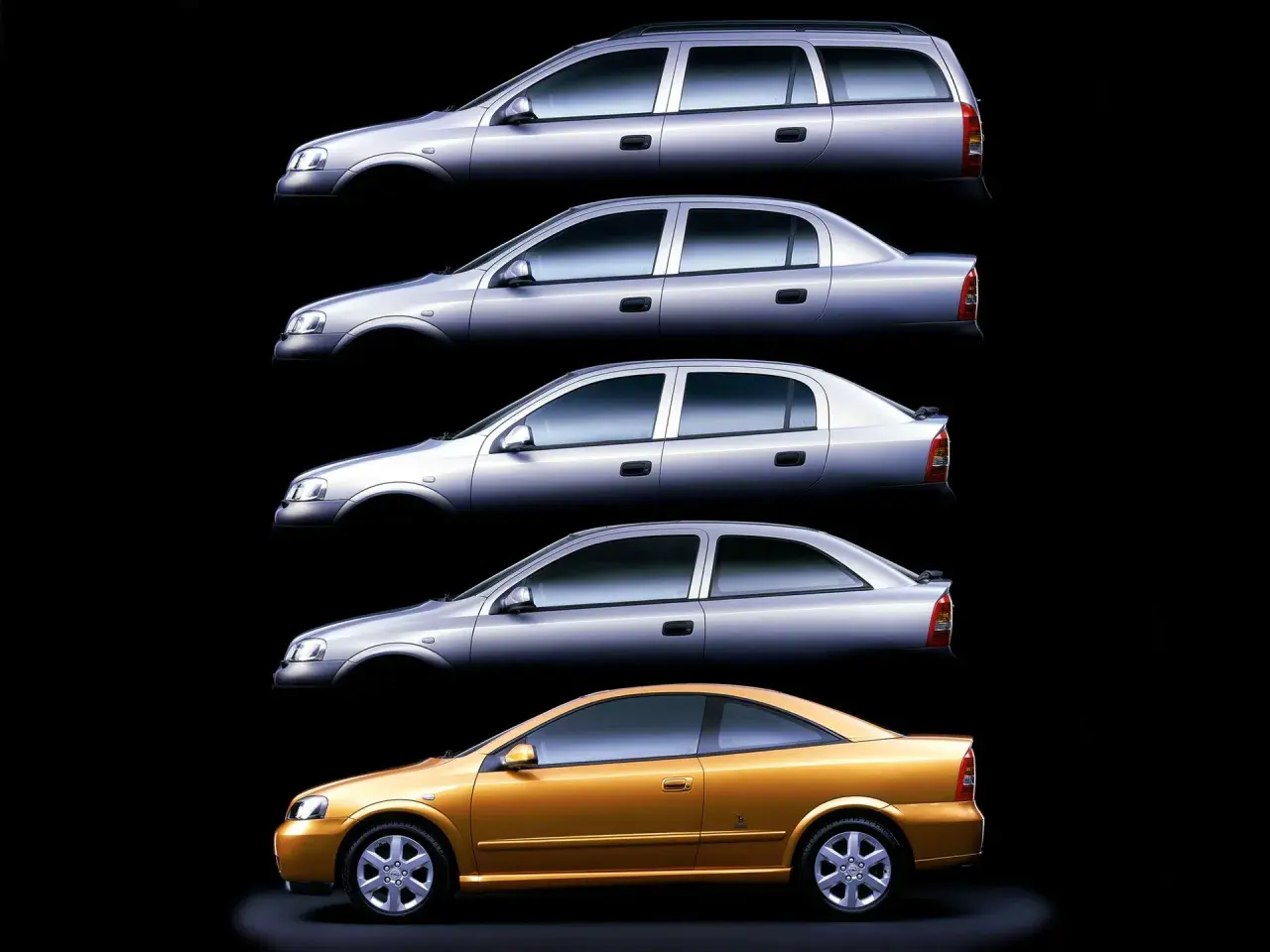 Pięć wersji Opla Astry 2: kombi, sedan, liftback, hatchback i coupe w kolorze złotym.