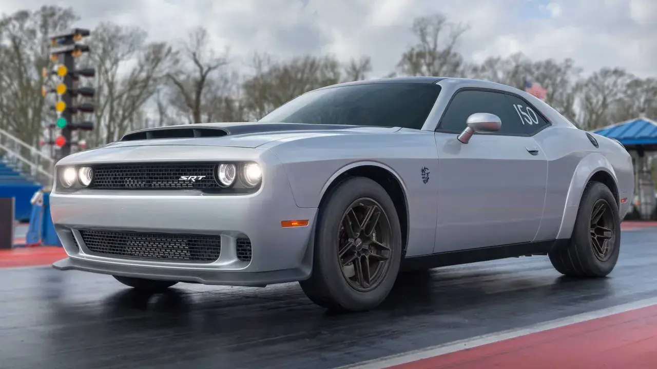 Srebrny Dodge Challenger SRT Demon 170 na pasie startowym, gotowy do wyścigu.
