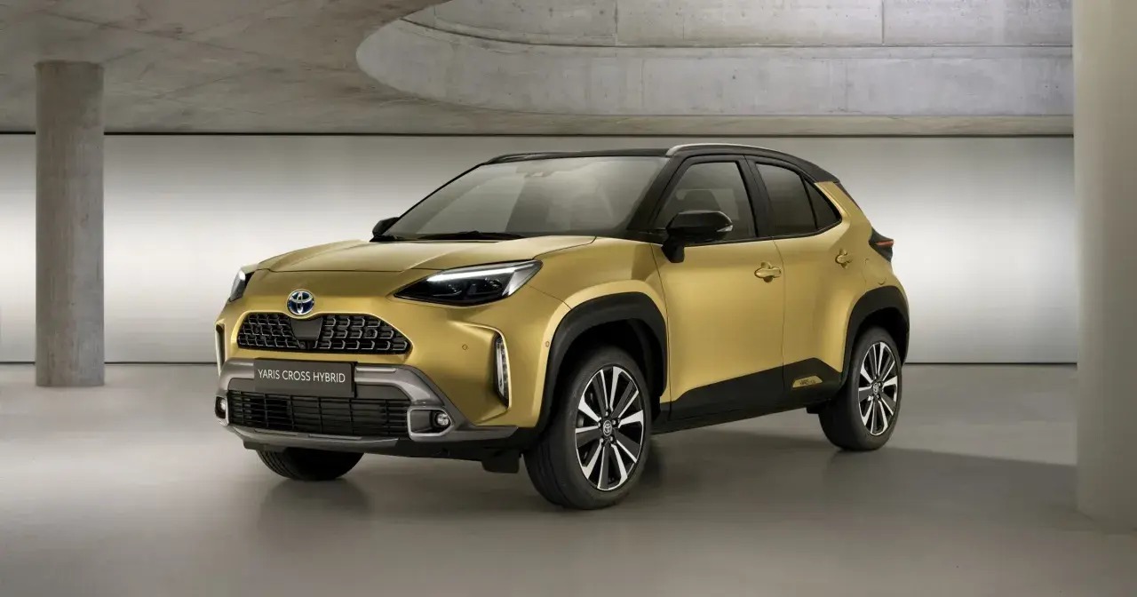 Złoty Toyota Yaris Cross 2025 Hybrid prezentuje się nowocześnie w studiu.