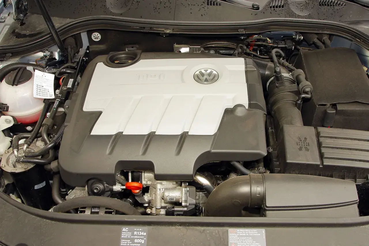 Silnik 2.0 TDI Volkswagena z widocznym logo TDI i emblematem marki.