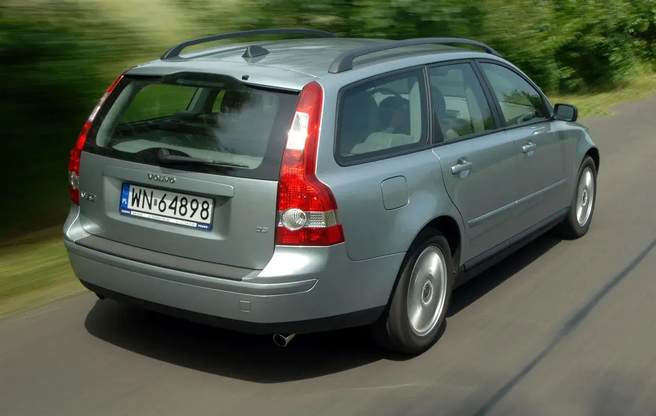 Srebrne Volvo V50 w ruchu, z widocznym tyłem i bokiem. Wiele osób szuka volvo v50 opinie, ten kombi jest dobrym wyborem.