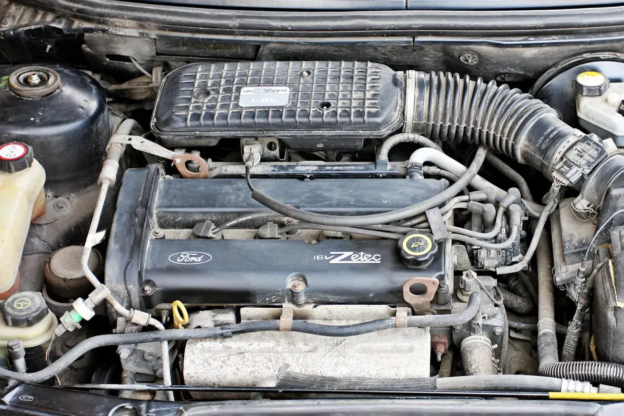 Silnik 1.8L Zetec z **Ford Mondeo MK2**. Widoczne elementy układu dolotowego i zapłonowego.