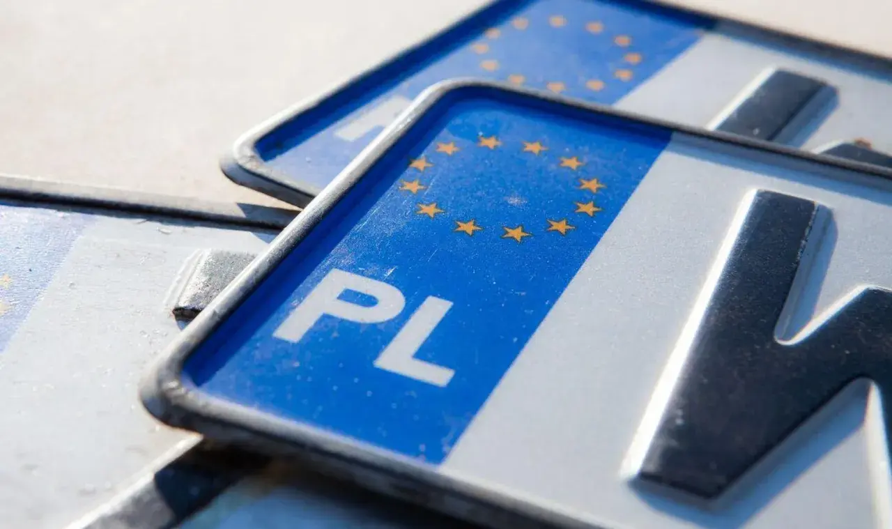 Zbliżenie na polskie tablice rejestracyjne z symbolem Unii Europejskiej. Litery "PL" i cyfry wskazują na wsc rejestracja.