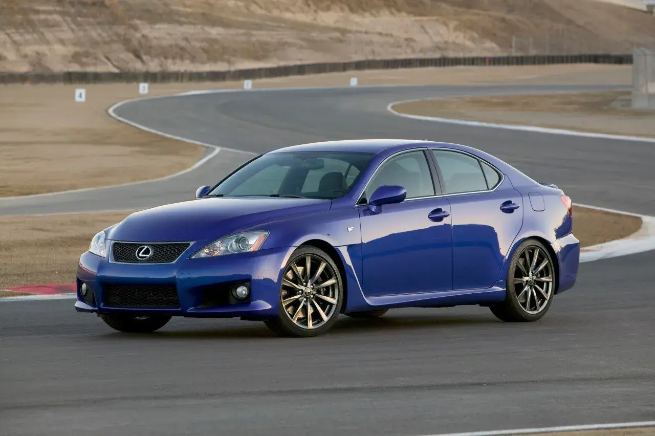 Niebieski Lexus IS F na torze wyścigowym, gotowy do ostrej jazdy.