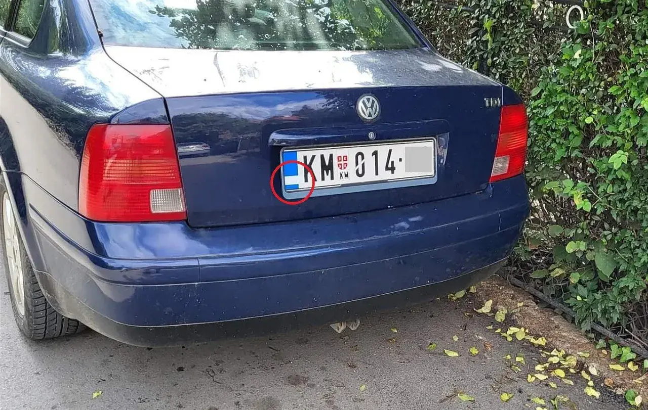Niebieski Volkswagen z tablicą rejestracyjną KM 014. Widać fragment z niebiesko-białym oznaczeniem, typowym dla fzi rejestracja.