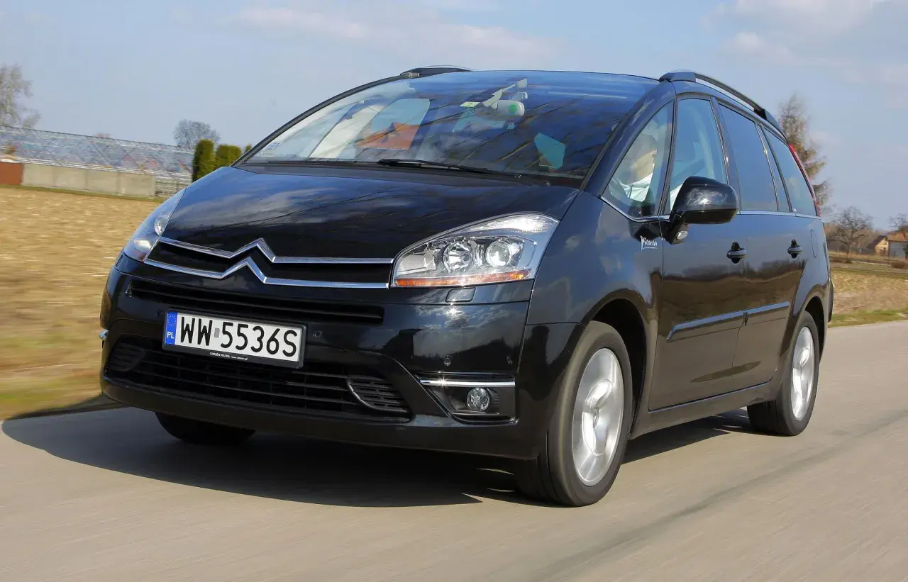 Czarny Citroen C4 Picasso w ruchu. Wiele osób szuka pozytywnych citroen c4 picasso opinie, ten model zasługuje na uwagę.