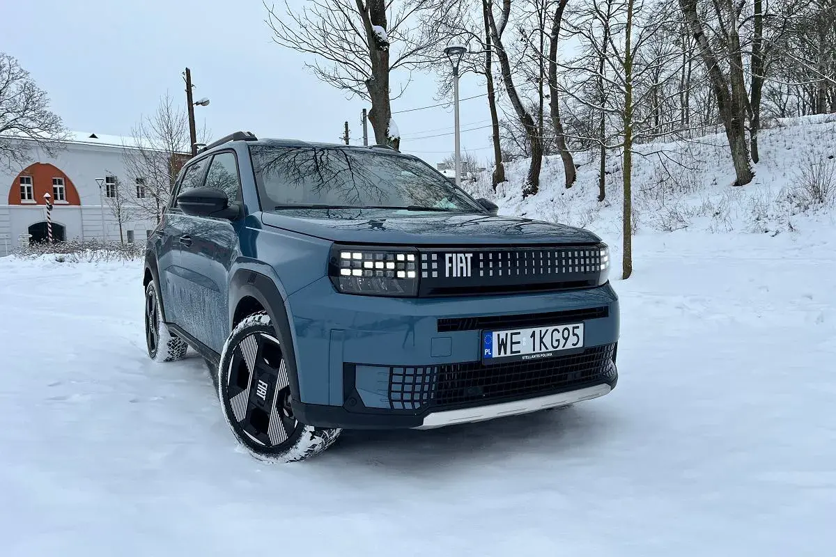 Niebieski Fiat Panda na śniegu. Idealny na zimową przejażdżkę, nawet gdy cena jest wysoka.