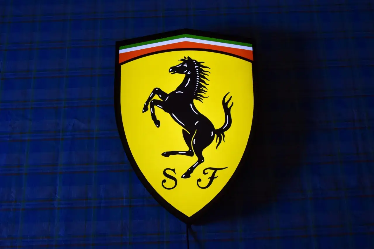 Ferrari: Jaki znaczek kryje się za legendą? Odkryj sekrety