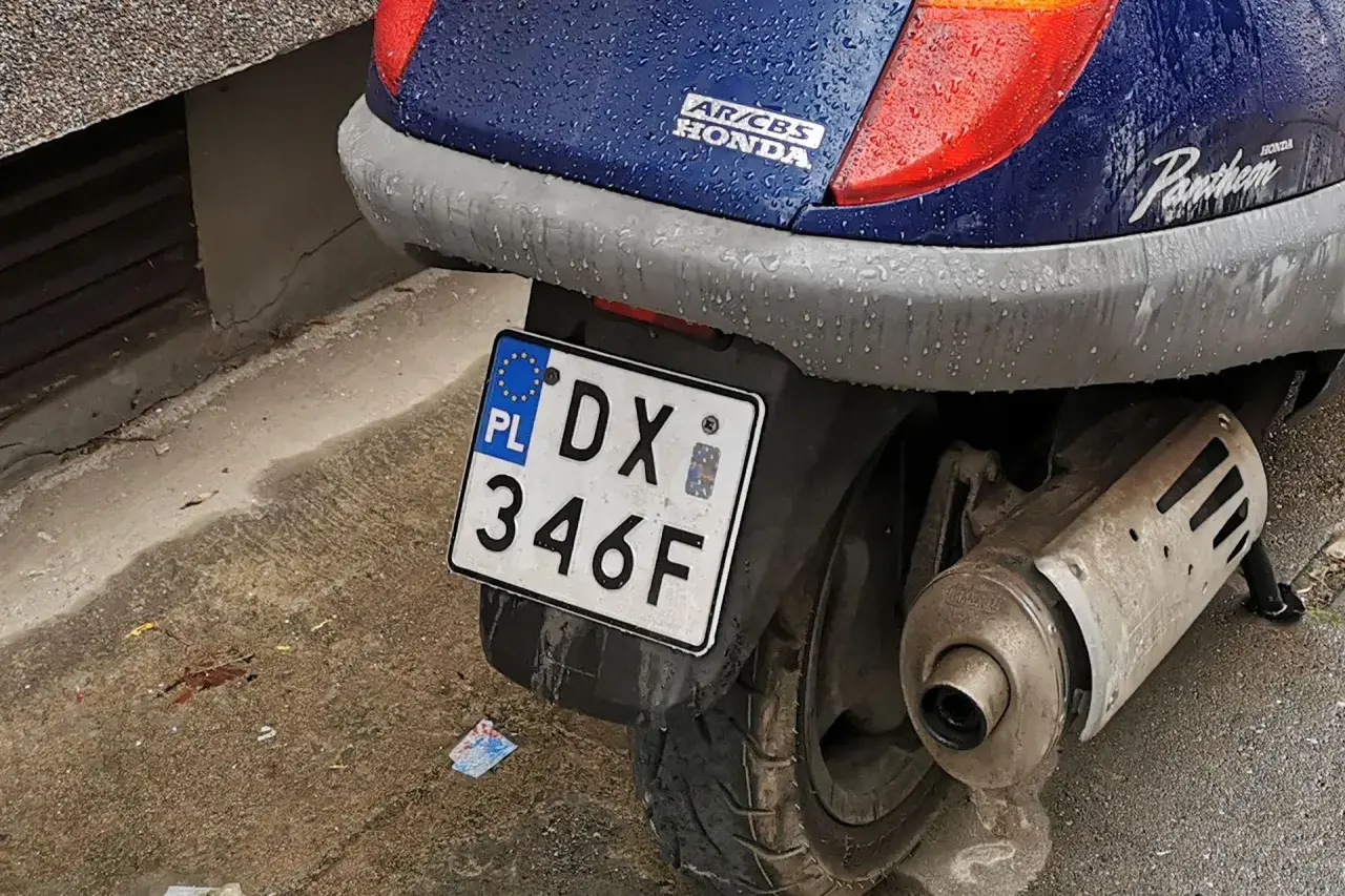 Skuter Honda Pantheon z tablicą rejestracyjną DX 346F.