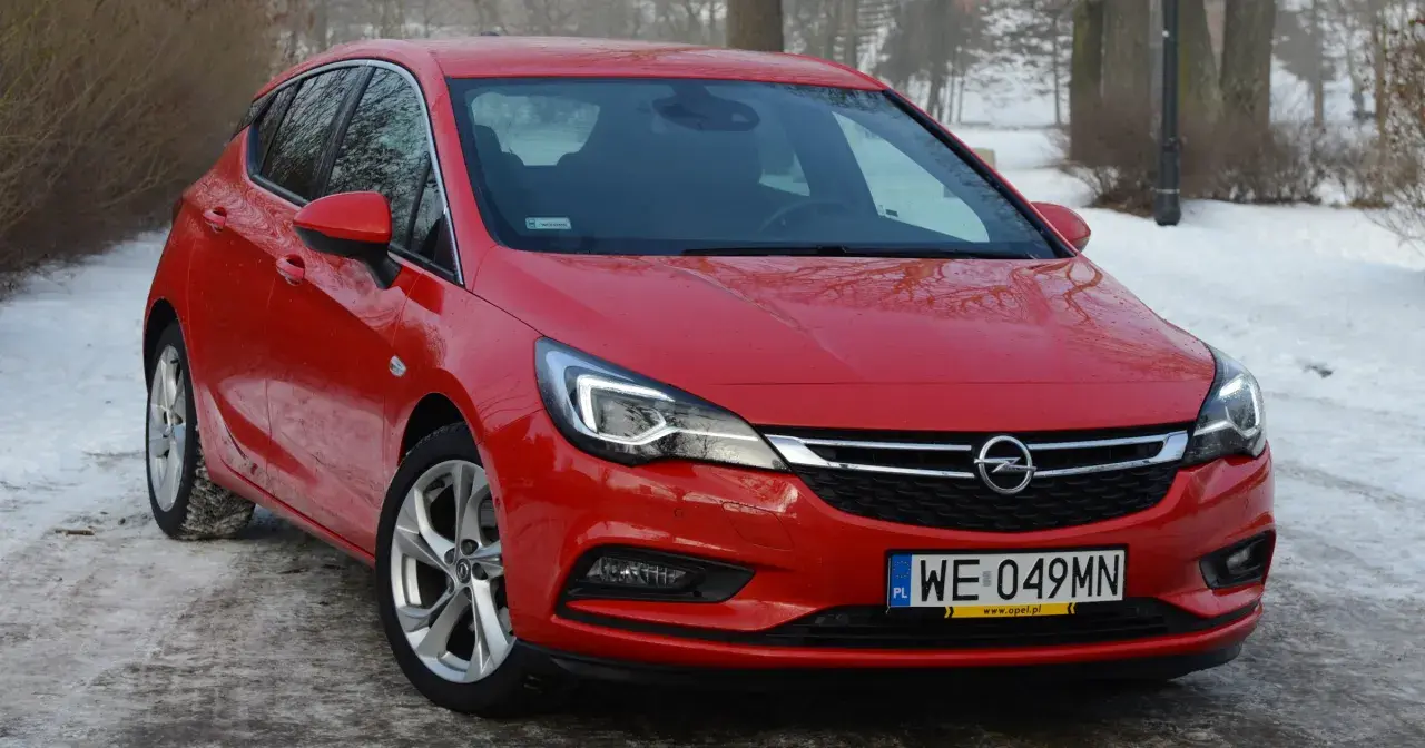 Czerwona Astra K 1.6 CDTI na tle zimowego krajobrazu.