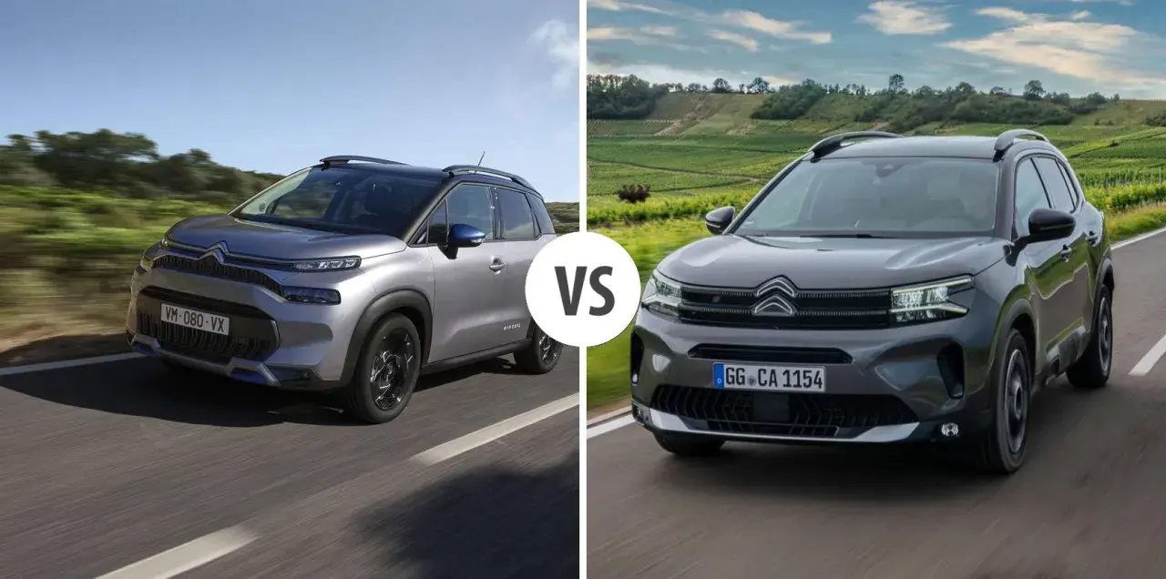 Dwa modele Citroen Aircross, jeden srebrny, drugi ciemnoszary, jadące po drodze.