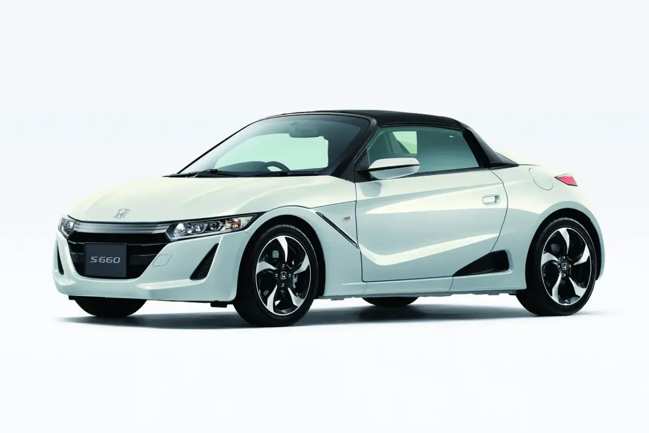 Biały roadster Honda S660 z czarnym dachem, sportowymi felgami i agresywnym przodem.
