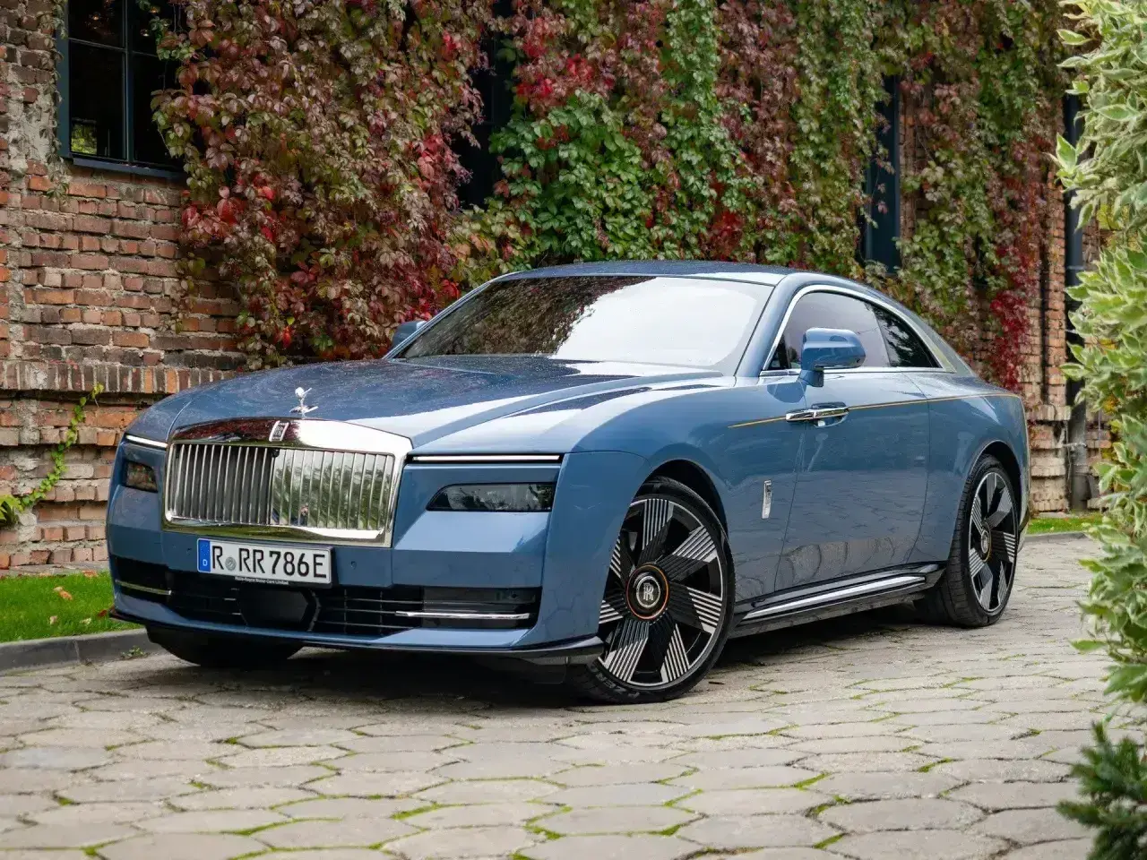 Niebieski Rolls-Royce Phantom Coupe, symbol luksusu. Jego cena odzwierciedla unikalność i prestiż.