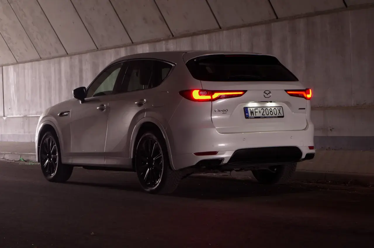 Biała Mazda CX-60 z czarnymi felgami w tunelu. Poznaj jej imponujące mazda cx 60 wymiary.