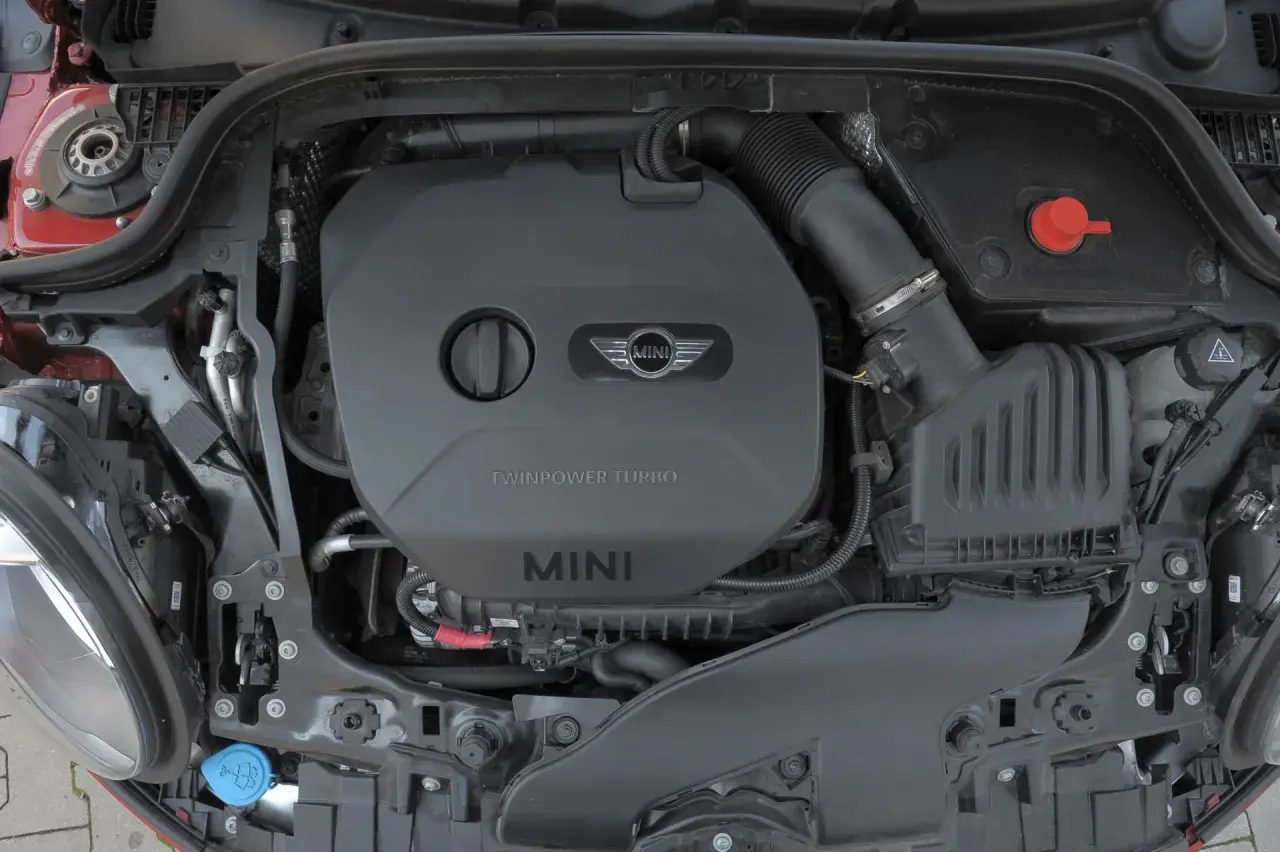 Silnik TwinPower Turbo w Mini F56. Widoczny czarny plastikowy wlot powietrza i czerwony korek.
