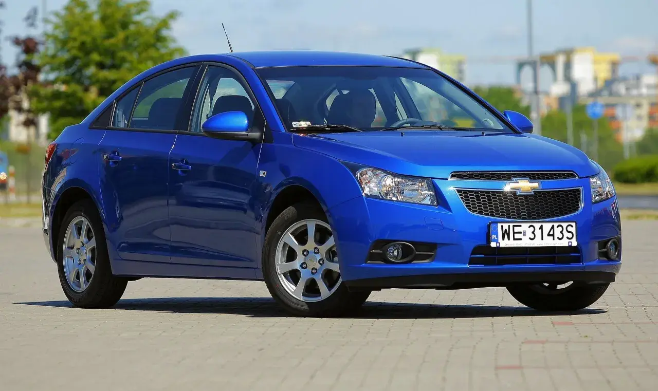 Niebieski Chevrolet Cruze na parkingu. Wiele osób szuka chevrolet cruze opinie przed zakupem.