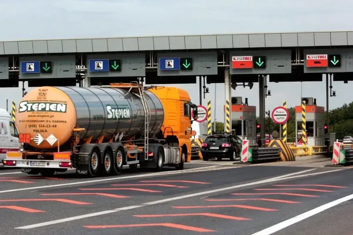 Ciężarówka z cysterną na autostradzie A4 przed punktem poboru opłat. Sprawdzam autostrada a4 cennik Gliwice-Wrocław.