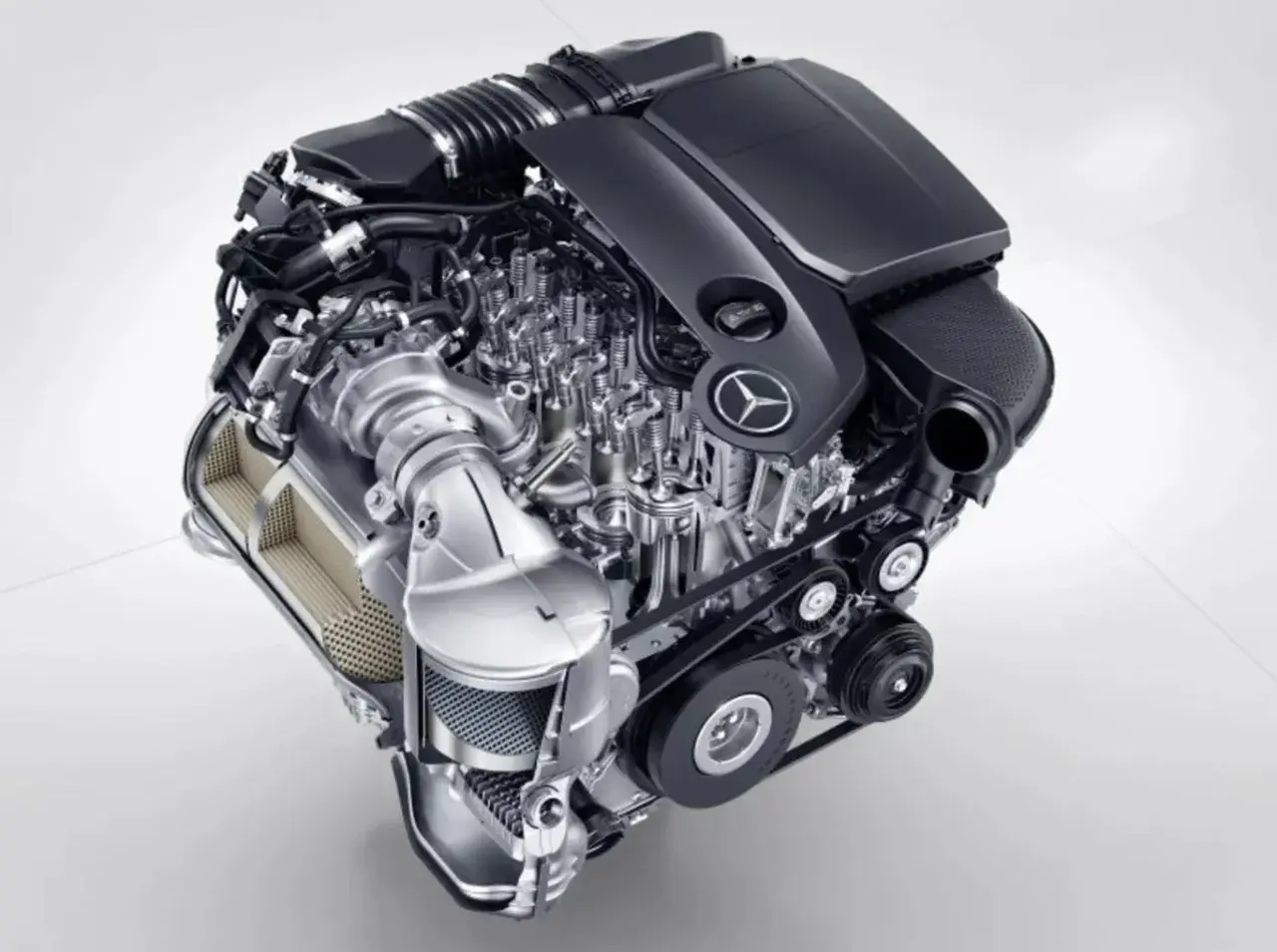Silnik benzynowy Mercedes-Benz z turbosprężarką, przykład jednych z najlepszych silników benzynowych.