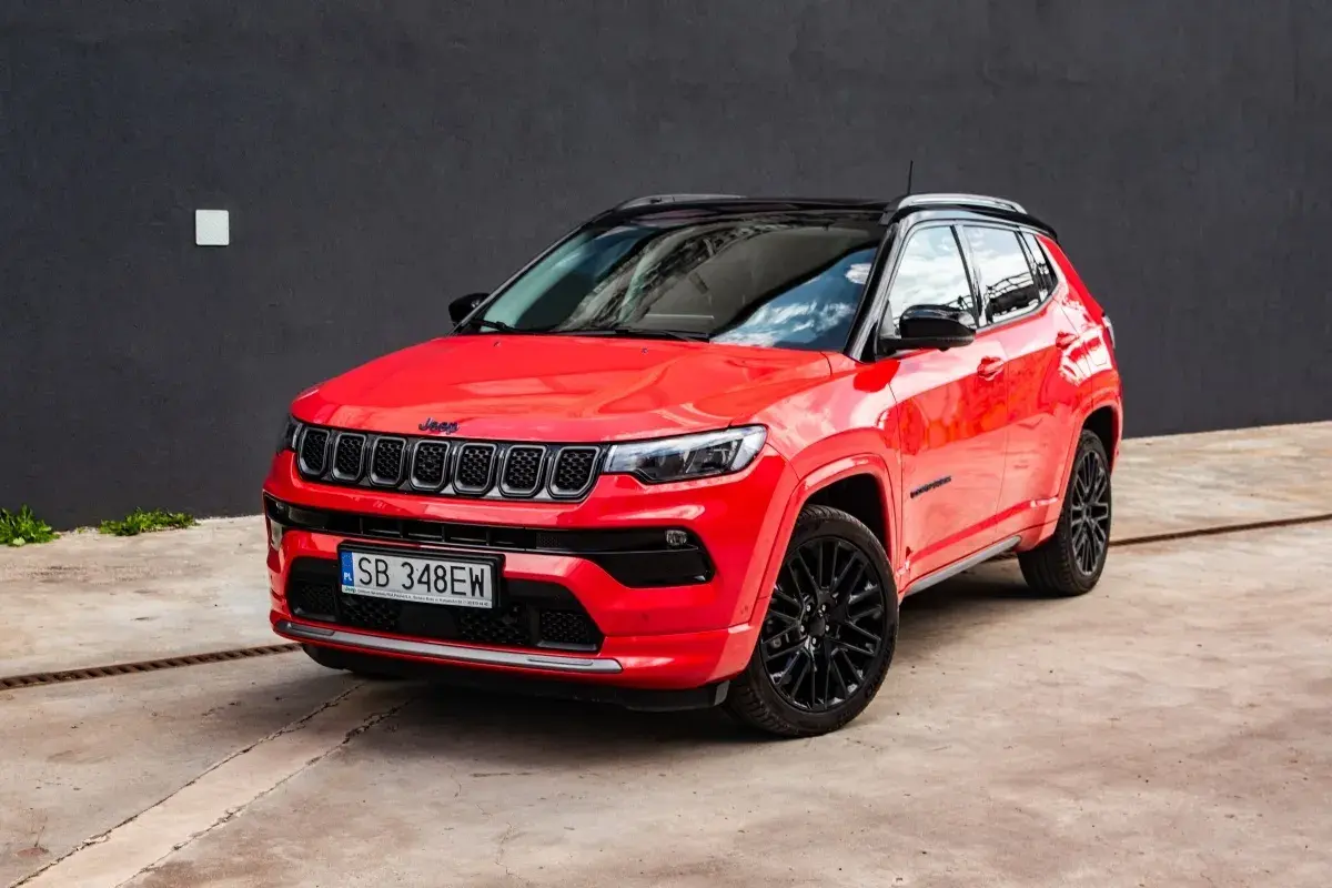 Czerwony Jeep Compass 2025 z czarnym dachem i felgami, gotowy na przygodę.