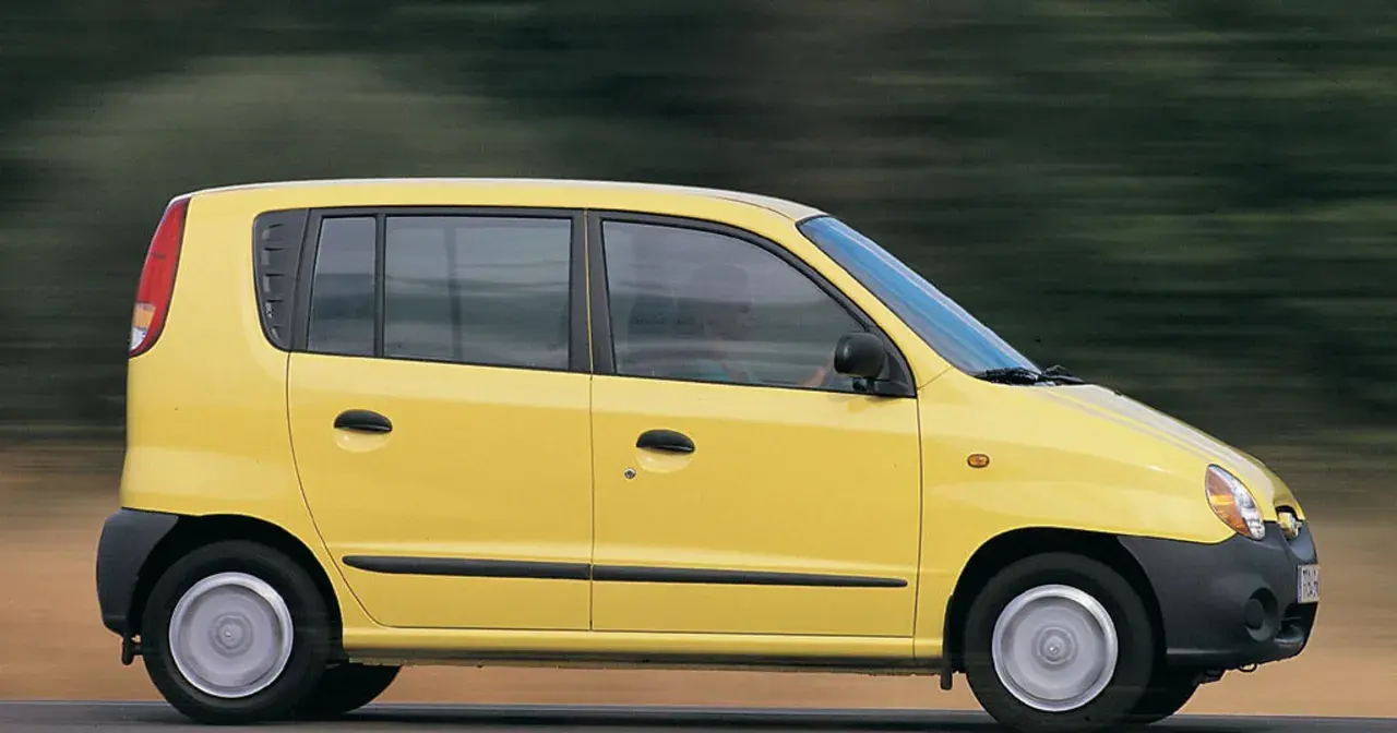 Żółty Hyundai Atos w ruchu, z rozmytym tłem sugerującym prędkość.