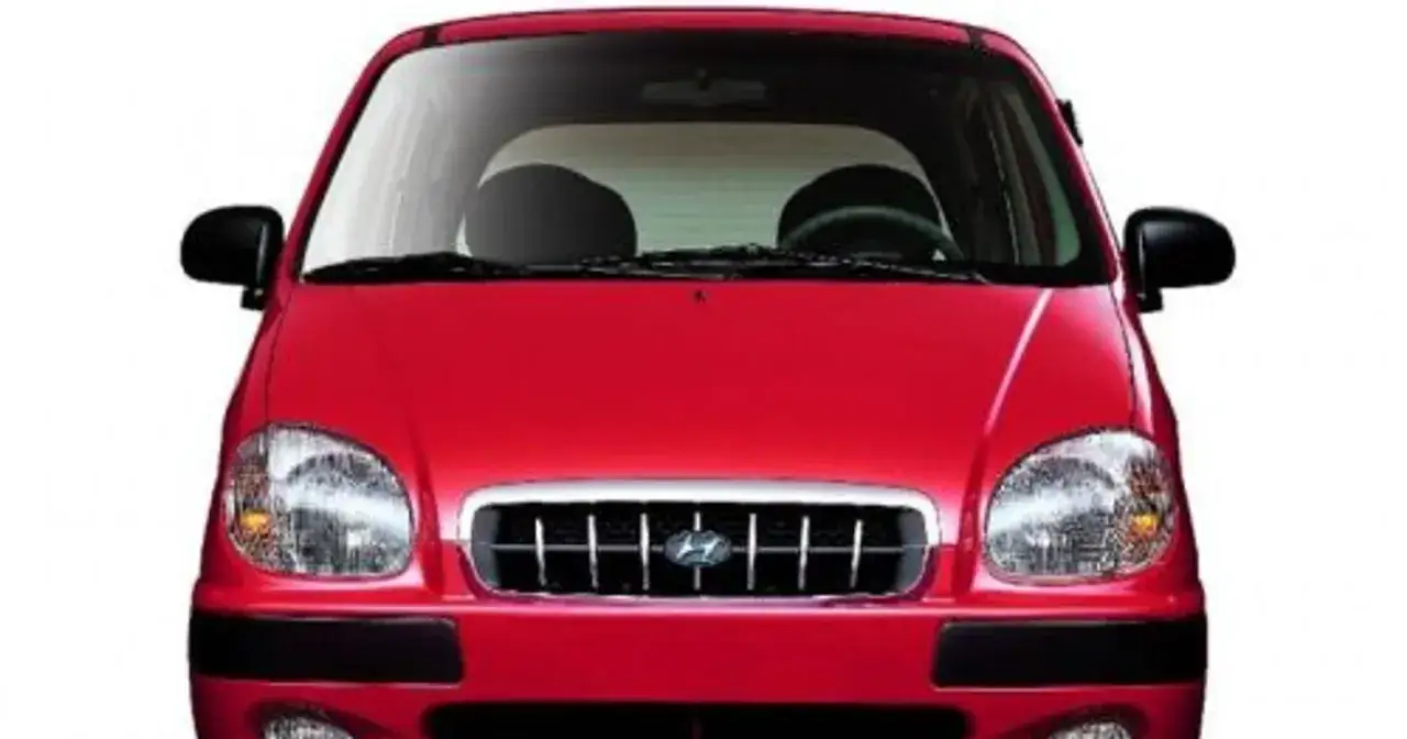 Czerwony Hyundai Atos z charakterystycznym grillem i okrągłymi reflektorami.