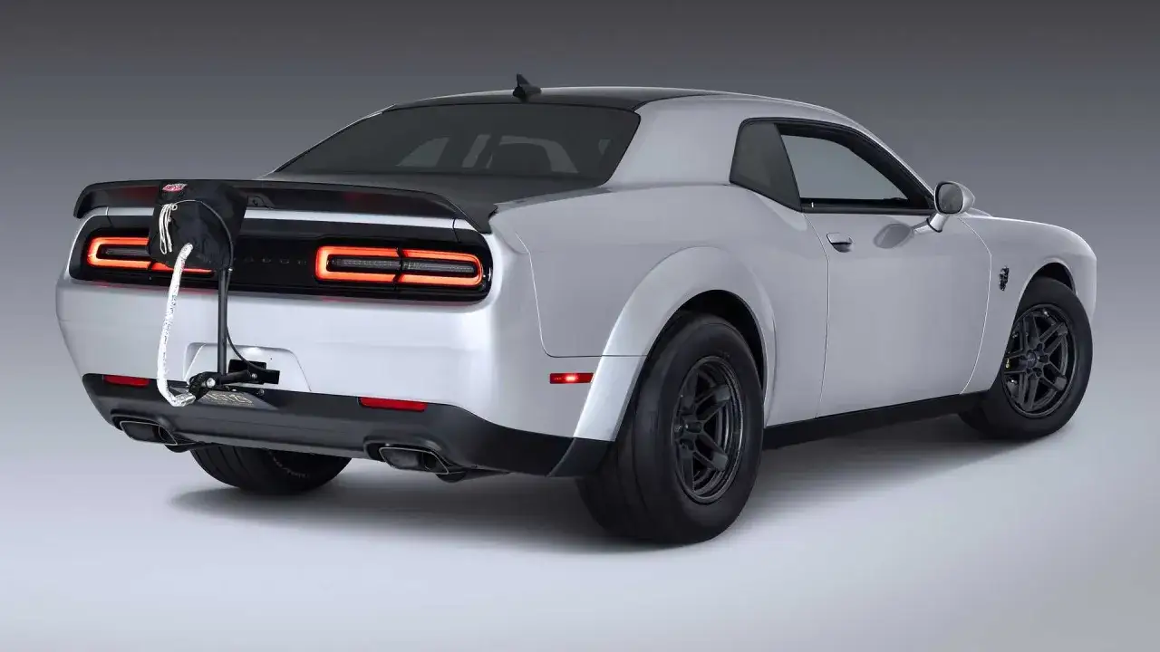 Srebrny Dodge Challenger SRT Demon 170 z czarnym dachem i spojlerem, z tyłu zamontowany uchwyt na spadochron.