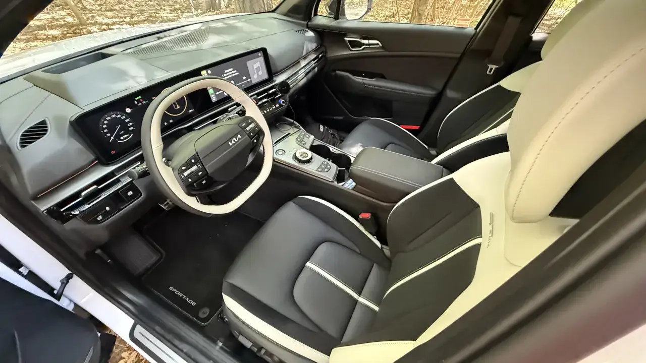 Wnętrze Kia Sportage GT Line z dwukolorową tapicerką i nowoczesnym kokpitem.