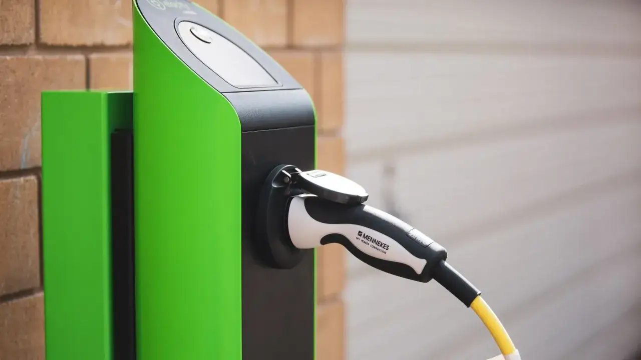 Stacja ładowania samochodów elektrycznych w domu i publiczna