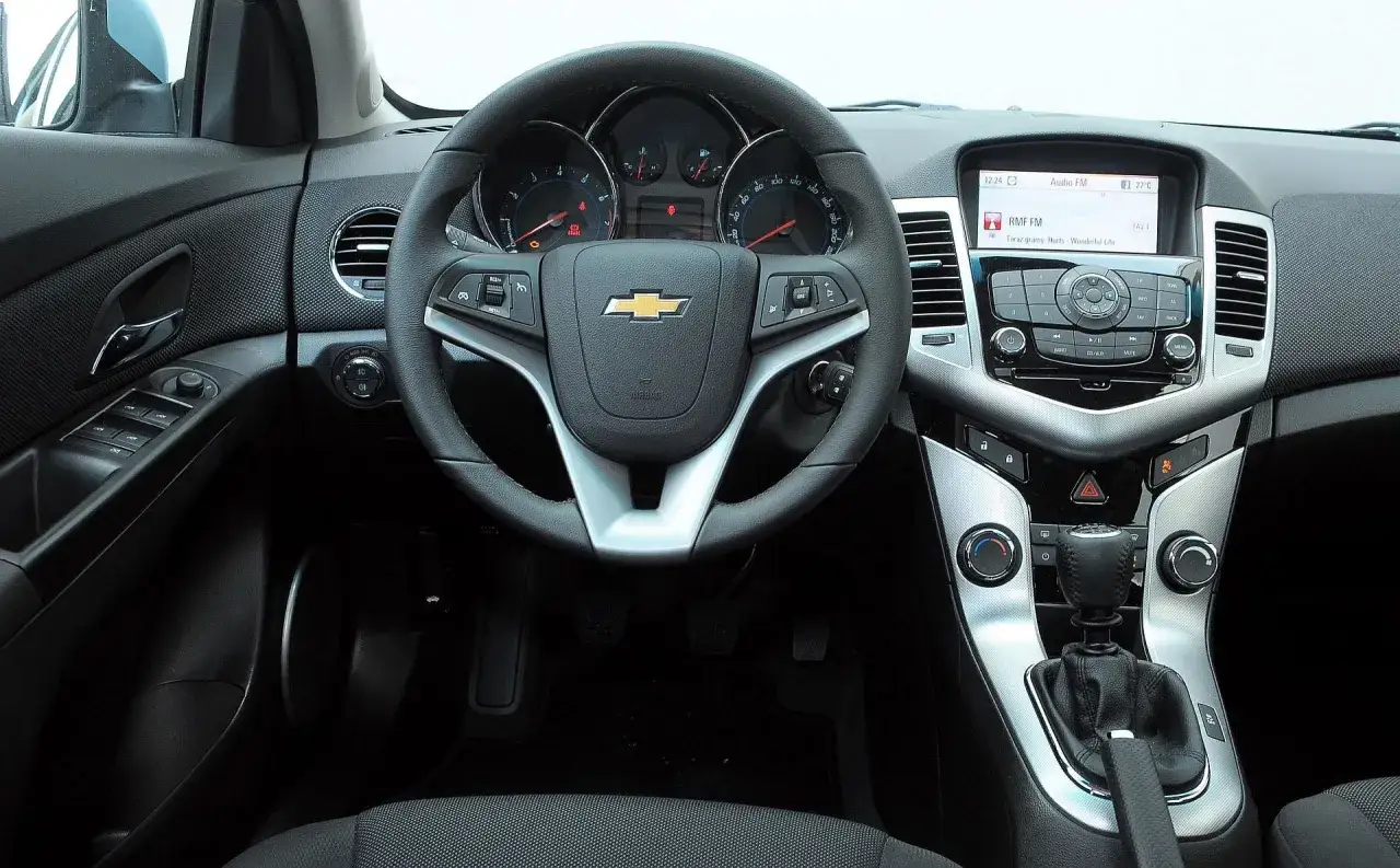 Wnętrze Chevroleta Cruze. Kierownica, deska rozdzielcza z radiem i nawiewami. Wiele osób szuka chevrolet cruze opinie, to wnętrze może pomóc w podjęciu decyzji.