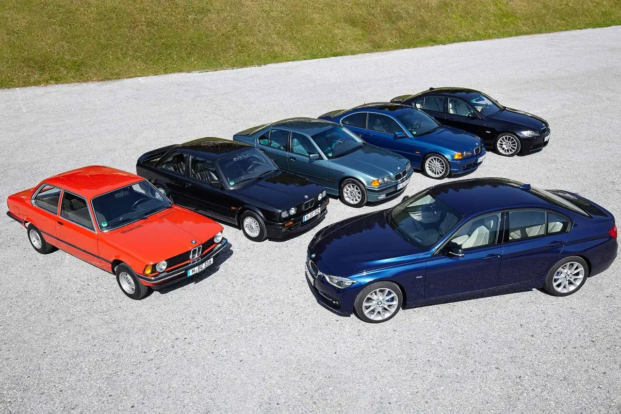 Ewolucja BMW 325i: od klasycznego pomarańczowego coupe po nowoczesne, ciemnoniebieskie sedany.