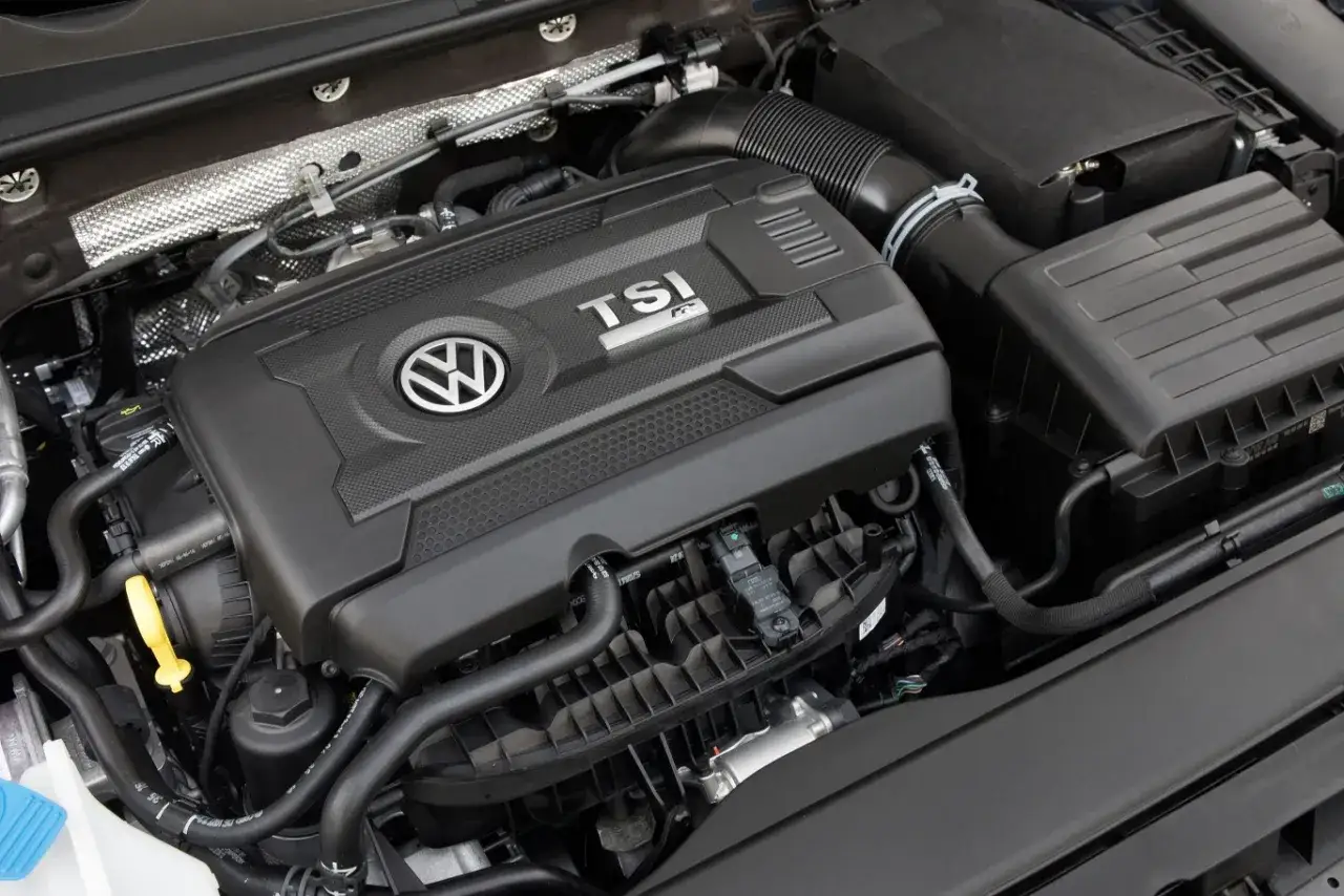 Silnik 2.0 TSI Volkswagena z widocznym logo TSI i elementami układu dolotowego.
