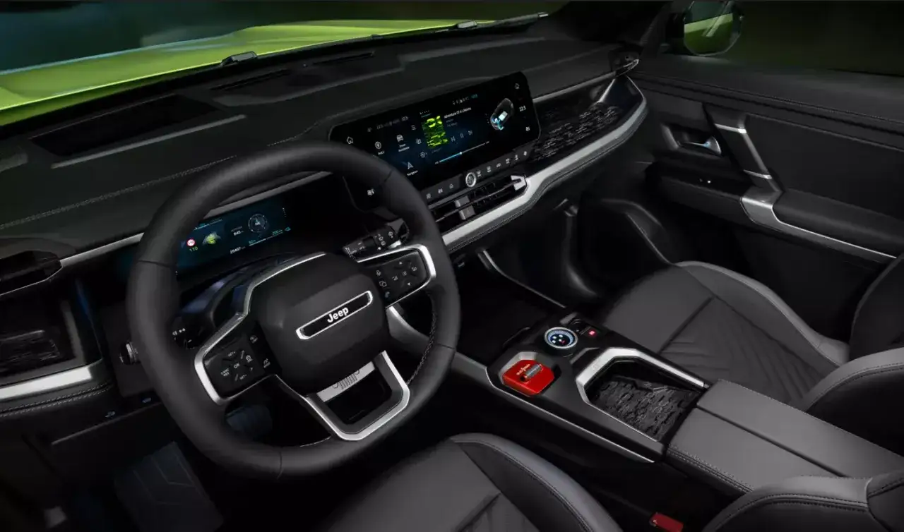 Wnętrze Jeep Compass 2025: nowoczesna kierownica, duży ekran multimedialny i komfortowe fotele.