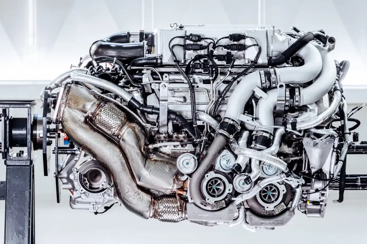 Mechanik serwisujący silnik Bugatti W16