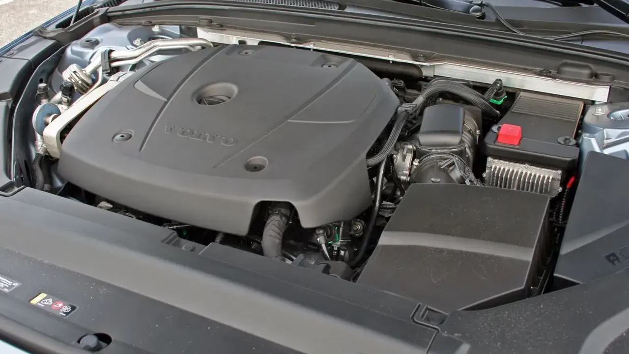 Silnik Volvo T6 pod osłoną. Widoczny akumulator i elementy układu chłodzenia.
