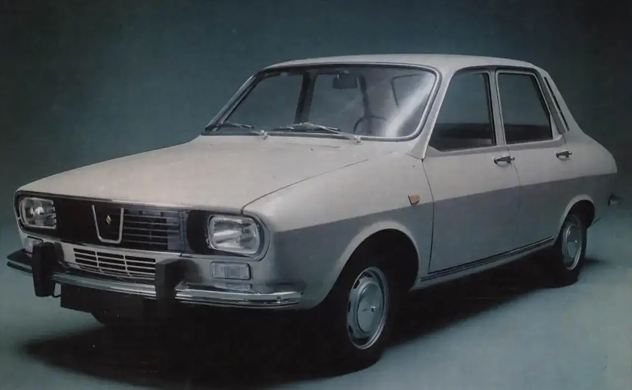 Jasnoszary sedan Renault 9 z lat 80. stoi na ciemnym tle.