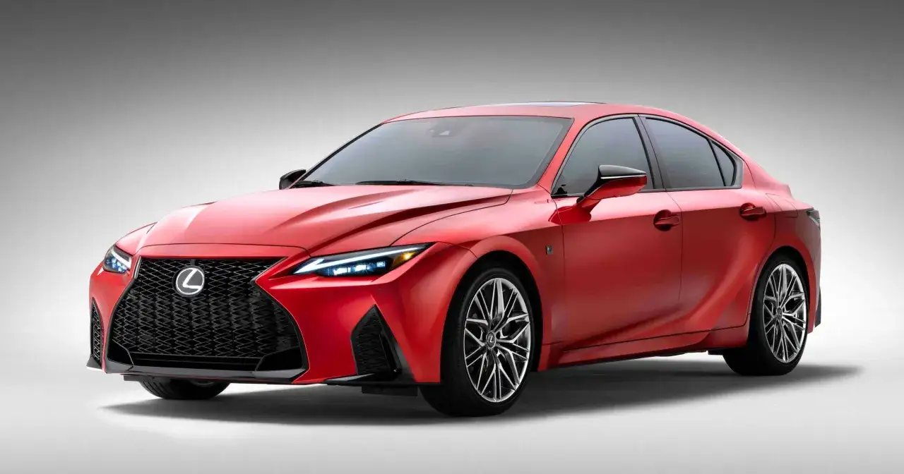 Czerwony Lexus IS F z agresywnym grillem i ostrymi światłami LED, gotowy do dynamicznej jazdy.