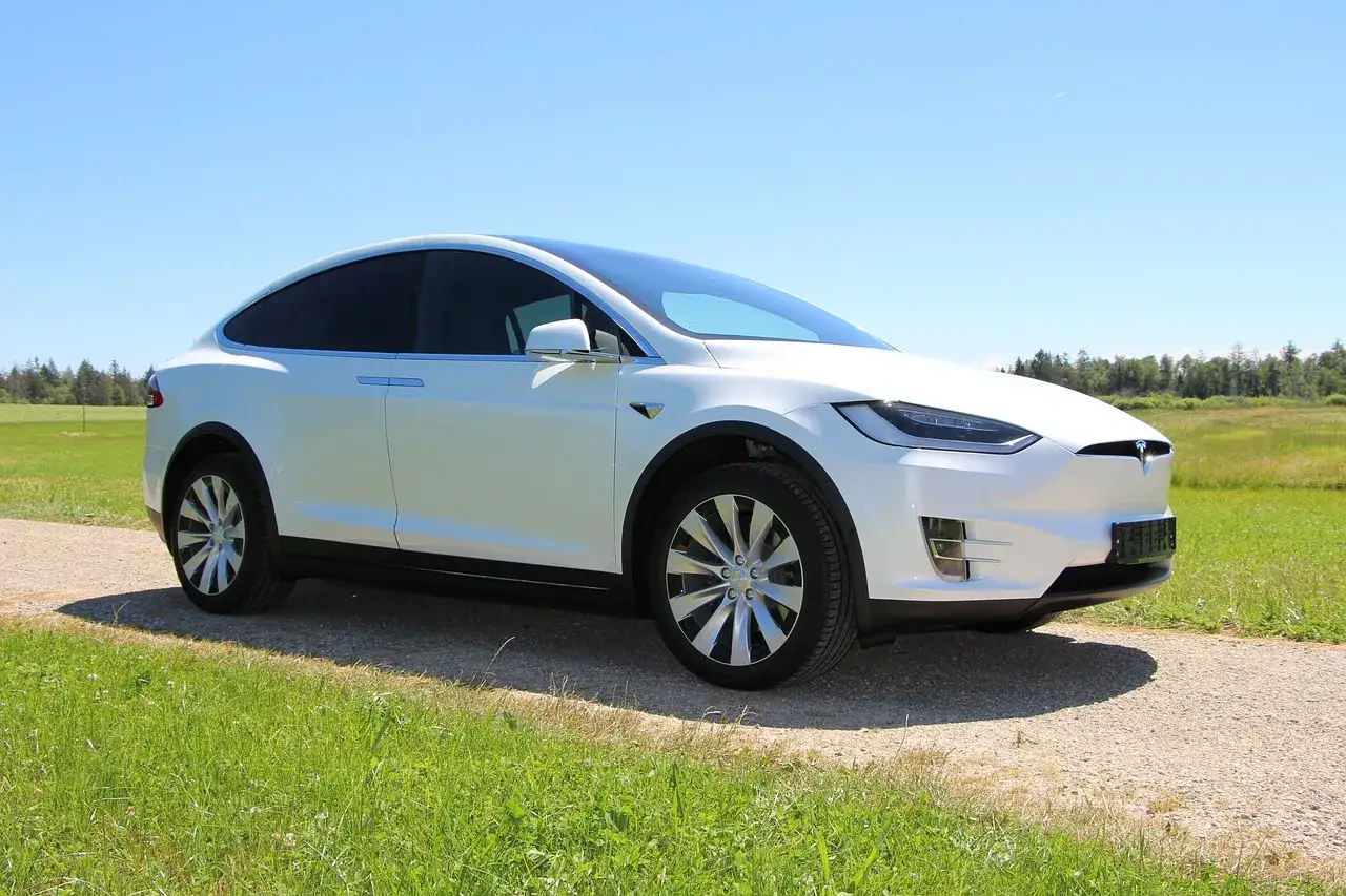 Tesla samoch&oacute;d elektryczny