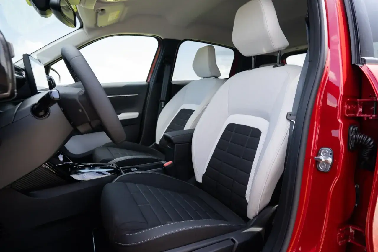 Wnętrze Citroen C3 z dwukolorowymi fotelami. Wiele osób chwali komfort, co potwierdzają liczne citroen c3 opinie.