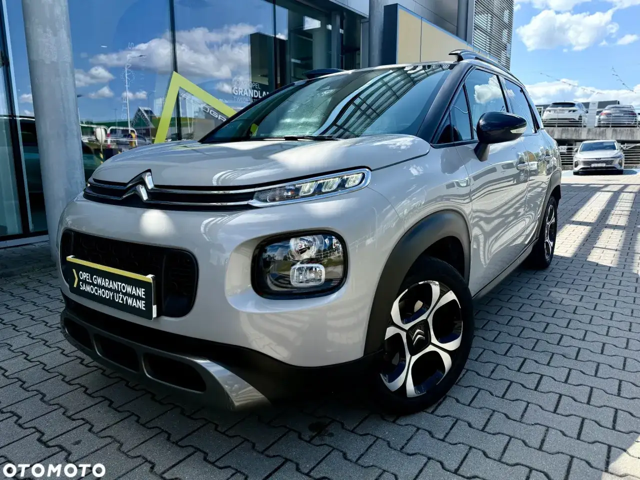 Jasnoszary Citroen C3 Aircross na parkingu. Sprawdź atrakcyjną citroen c3 aircross cena.