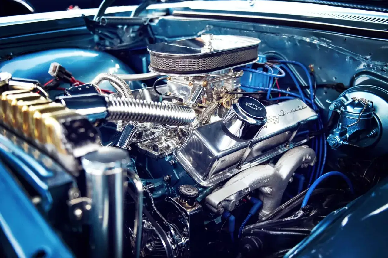 Błękitny silnik V8 z chromowanymi elementami i napisem 