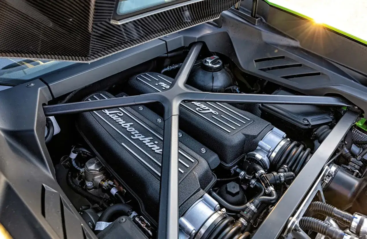 Lamborghini Hurac&aacute;n V10 silnik