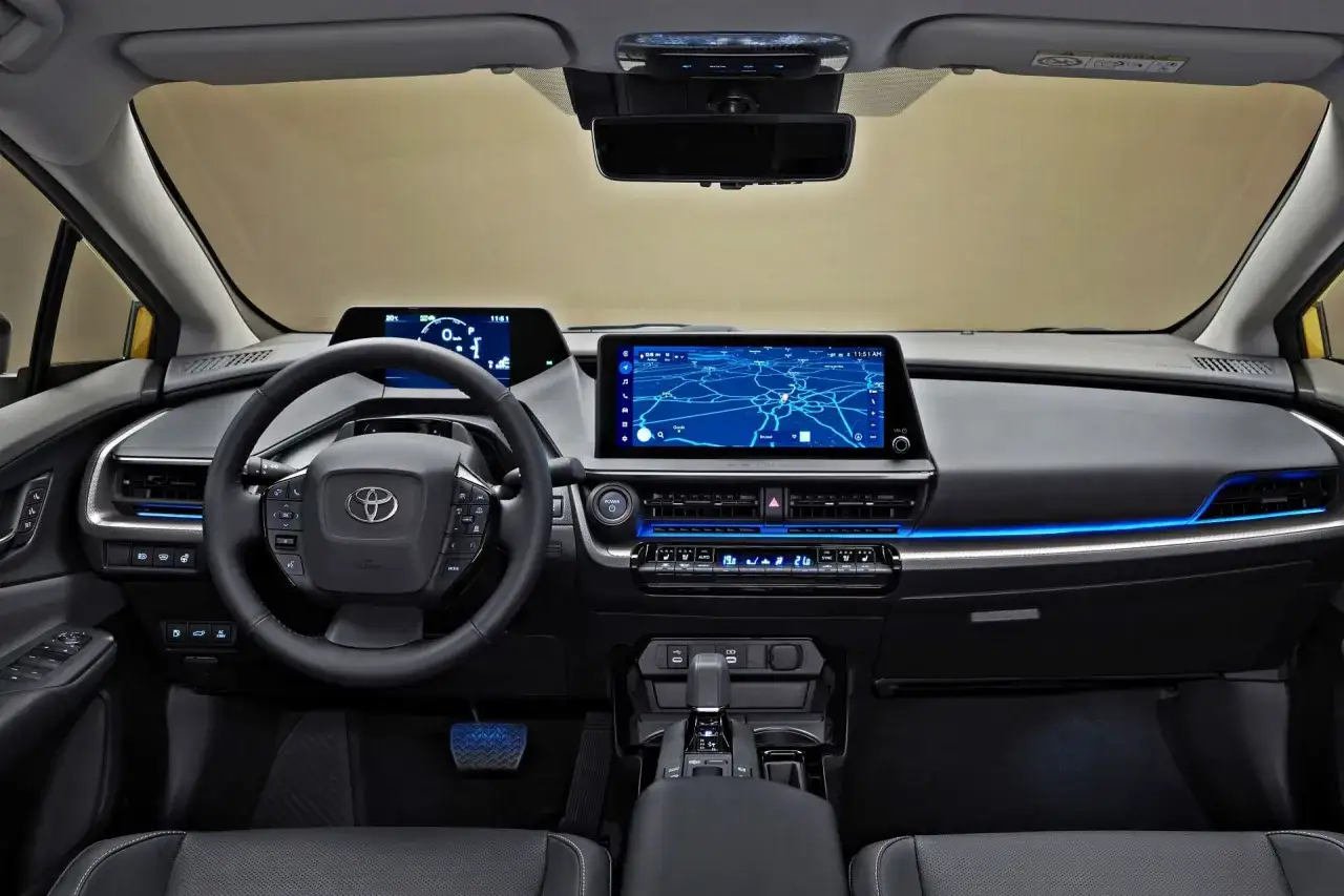 Toyota Prius 2023 wnętrze ekran