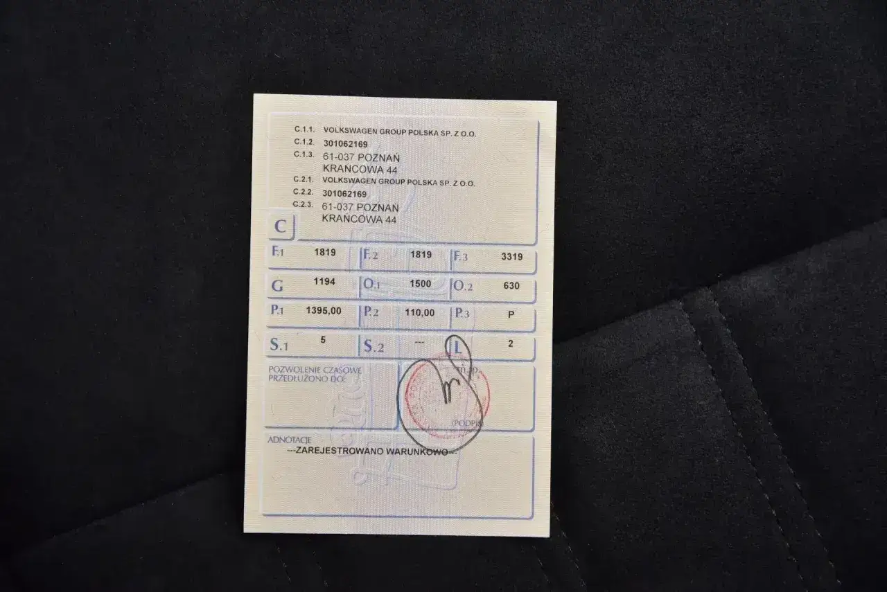 Dokument z danymi pojazdu, zawiera m.in. informacje o właścicielu i numerze VIN. Widoczny jest też tymczasowy dowód rejestracyjny z pieczątką.