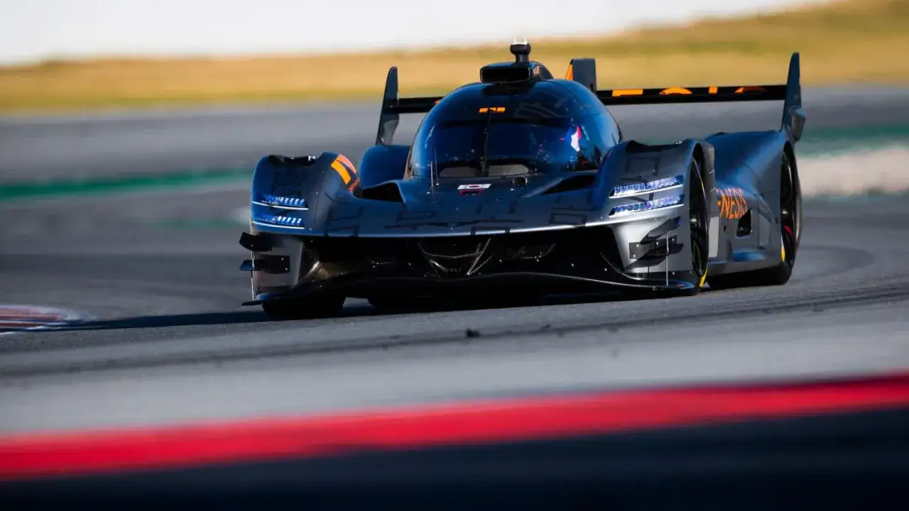 Wyścigowy prototyp na torze, gotowy do walki w 24h Le Mans. Aerodynamiczna sylwetka i agresywny design.